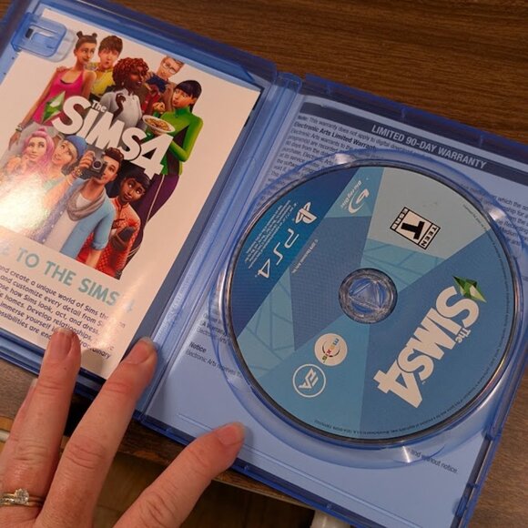 Pre-owned Sims 4 PS4 Game - Picture 2 of 3